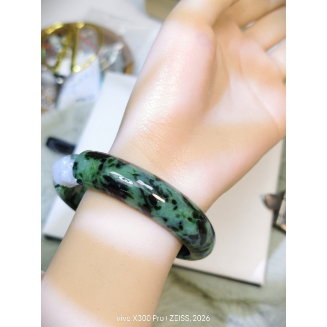 時予鎏藏 天然緬甸翡翠 A貨 虎皮紋 大器 大圈口套鐲｜68圈口・15.7mm・飄藍花翡翠併蒂蓮