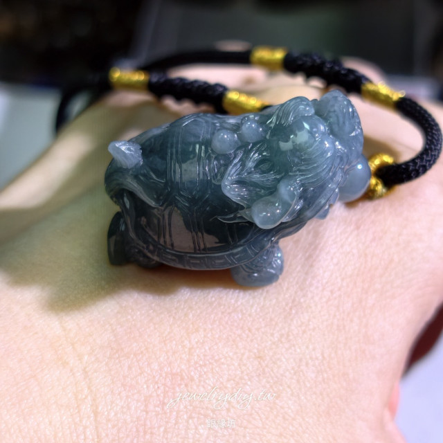 眼緣坊&時予鎏藏《玄武守藏》天然 翡翠 A貨 龍龜  項鍊繩 吊墜 手把件 雕工精細 瓜料藍水 肉細 屏東市現貨