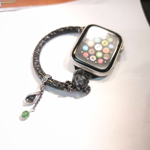 眼緣坊&時予鎏藏 天然 緬甸 翡翠 A貨 天然烏雞種 手工捶打紋半鐲+雕刻花牌 APPLE WATCH 錶帶 黑色系 可改手圍  屏東市現貨 #翡翠之美 #翡翠鑑定師 台灣現貨