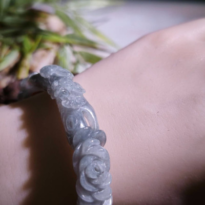 眼緣坊&時予鎏藏 【墨染芳華．玲瓏骨】全手工鏤空雕刻牡丹梅花枝 緬料A貨翡翠 起膠感烏雞手鐲 57.8圈口 老師傅手工雕刻、鏤空、拋光 屏東市現貨 僅此一只! 好工藝值得收藏!