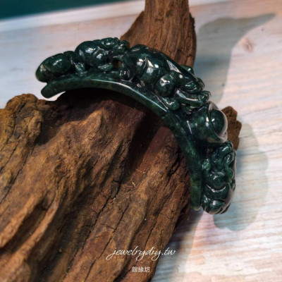 眼緣坊 天然緬甸翡翠A貨 細糯墨綠花青｜老師傅手工深雕鏤空半鐲《貔貅世家》 後面有完整介紹影片 屏東市現貨 僅一只