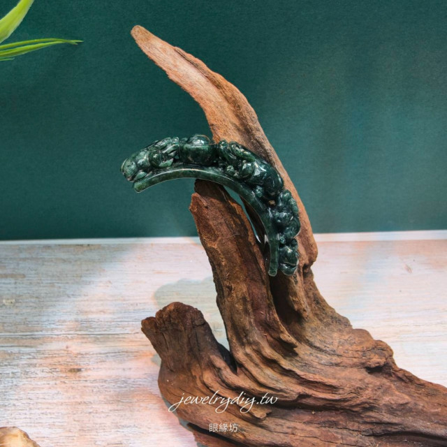 眼緣坊 天然緬甸翡翠A貨 細糯墨綠花青｜老師傅手工深雕鏤空半鐲《貔貅世家》 後面有完整介紹影片 屏東市現貨 僅一只