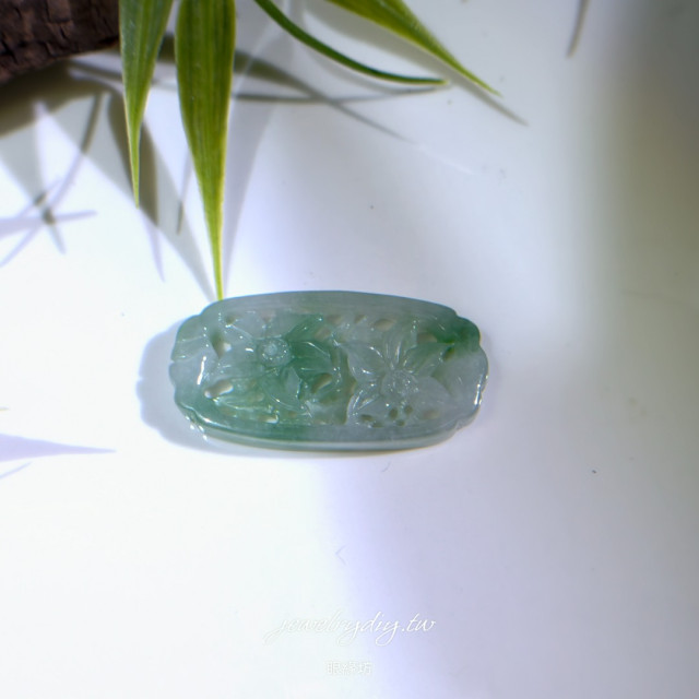 眼緣坊  《蘭香入窗》老師傅手工深雕鏤空窗牌｜糯冰 白底青飄綠 窗外有風，窗內有蘭｜天然緬甸翡翠A貨 一手設計貨源 #翡翠 #jewelry #手工雕刻 #屏東