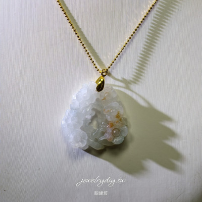 眼緣坊&時予鎏藏  《胭脂梅》天然緬甸翡翠 A 貨，灑紅梅花枝手工鏤空雕刻吊墜附證書 招財 收藏/自用/贈禮