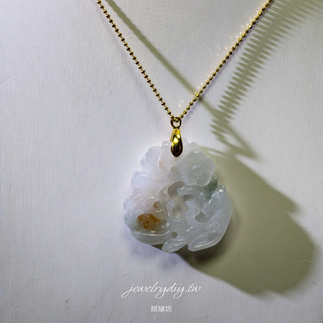 眼緣坊&時予鎏藏  《胭脂梅》天然緬甸翡翠 A 貨，灑紅梅花枝手工鏤空雕刻吊墜附證書 招財 收藏/自用/贈禮