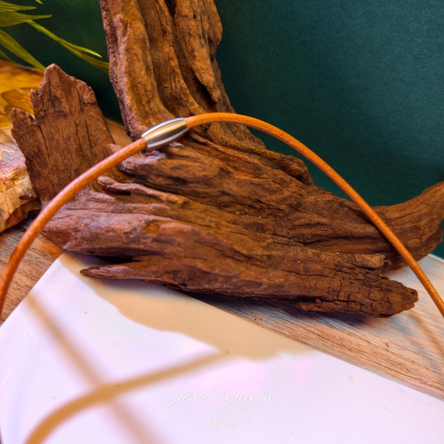 眼緣坊&時予鎏藏  墨隱丹心 天然緬料翡翠A貨冰膠烏雞勒子項圈｜南紅皮繩｜大吉大利老銀｜50cm磁吸扣