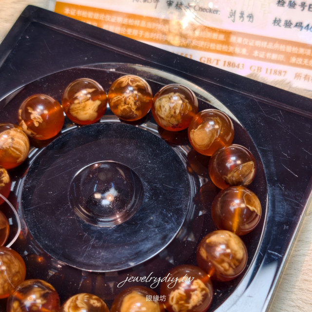 眼緣坊 天然緬甸妖花根珀手串｜13mm+・約19.7g・16.5–17cm手圍｜附地大證書07226
