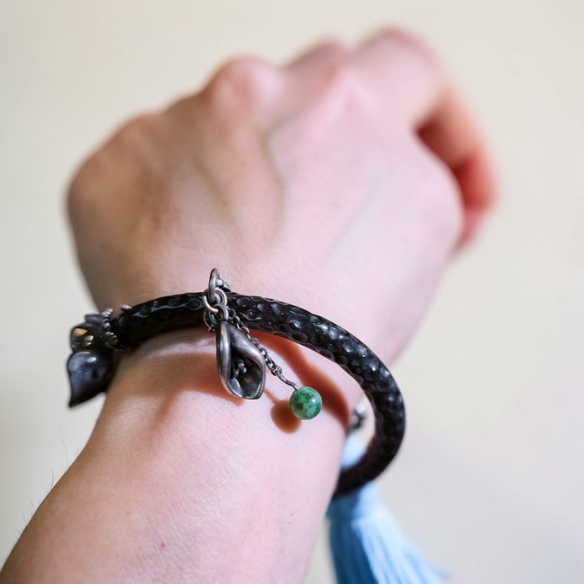 眼緣坊&時予鎏藏 天然 緬甸 翡翠 A貨 天然烏雞種 手工捶打紋半鐲+雕刻花牌 APPLE WATCH 錶帶 黑色系 可改手圍  屏東市現貨 #翡翠之美 #翡翠鑑定師 台灣現貨