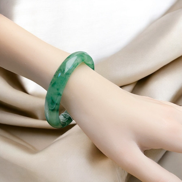 眼緣坊 小高貨 天然獨龍玉/非洲翠 飄花靈動 翠色超美～ 起剛起膠 56圈口 手鐲 玉鐲 平安鐲 附新疆中玉證書