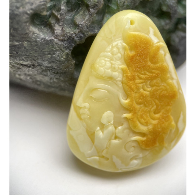 眼緣坊 小高貨 天然 俄料 蜜蠟 一念之間 蠟質超好! 原皮巧雕雕刻件 吊墜 濃實妖孽白蠟~附地大證書 屏東現貨